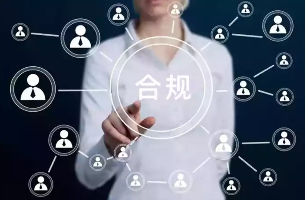 投资者与客户经理在电脑前核对费率表